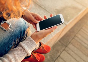 Pessoa usando celular - Créditos: depositphotos.com / Vadmary