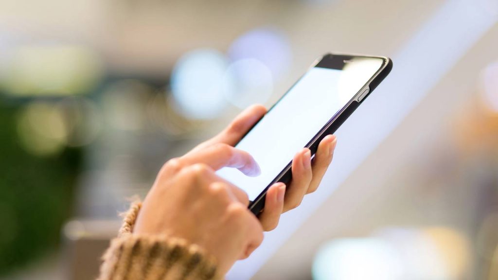 Usar celular - Créditos: depositphotos.com / leungchopan