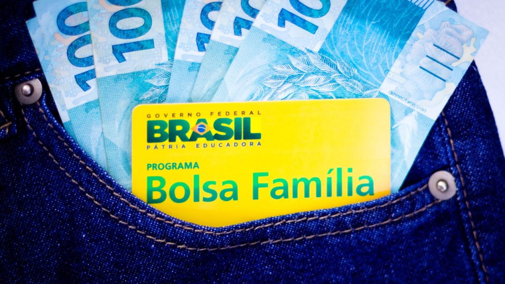 Cartão do Bolsa Família e dinheiro (Créditos: depositphotos.com / rafapress)