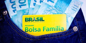 Cartão do Bolsa Família e dinheiro (Créditos: depositphotos.com / rafapress)