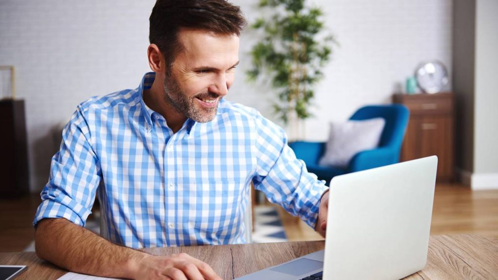 Usar laptop - Créditos: depositphotos.com / gpointstudio