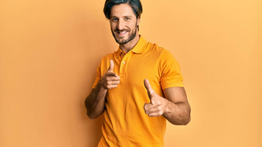 Homem sorrindo - Créditos: depositphotos.com / Krakenimages.com