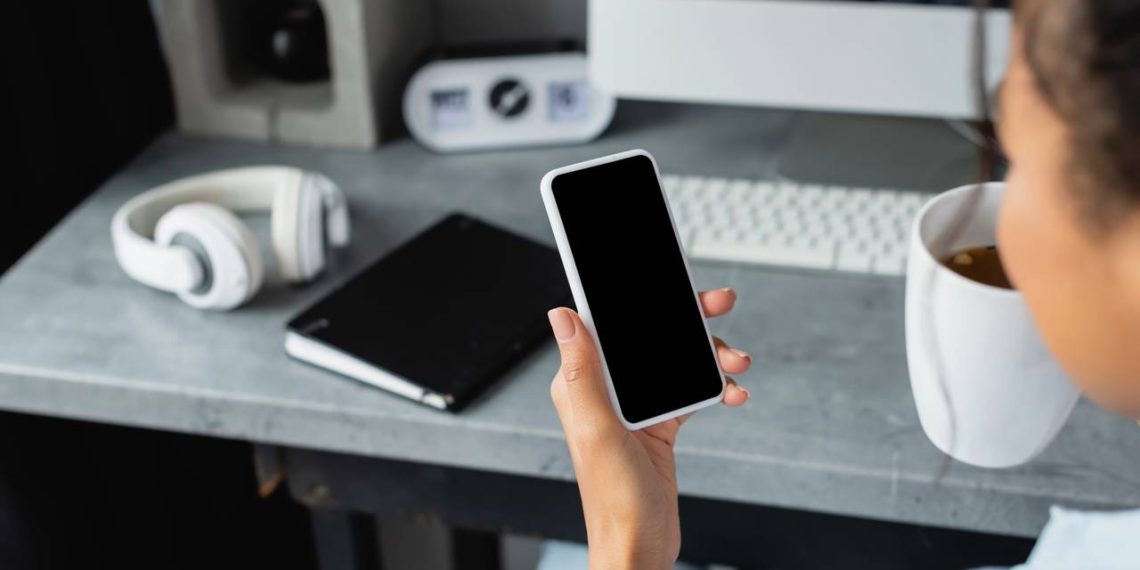 Mulher usando celular - Créditos: depositphotos.com / HayDmitriy