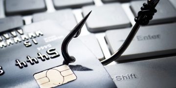 melhores práticas para evitar fraudes com cartão de crédito na internet e aprenda a navegar com segurança, protegendo seus dados e suas compras online. (Créditos: depositphotos.com / weerapat)