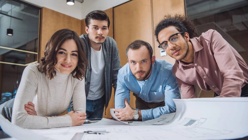 Funcionários definindo metas no trabalho - Créditos: depositphotos.com / AllaSerebrina