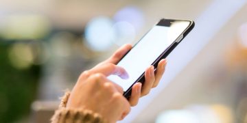 Celular (Créditos: depositphotos.com / leungchopan)