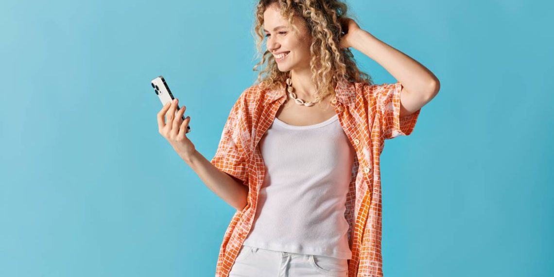 Mulher usando celular - Créditos: depositphotos.com / HayDmitriy