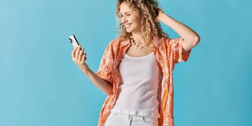 Mulher usando celular - Créditos: depositphotos.com / HayDmitriy