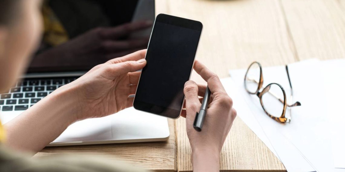 Mulher usando celular - Créditos: depositphotos.com / Y-Boychenko