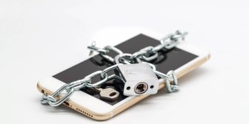 Celular preso com cadeado - Créditos: depositphotos.com / Parkpoom