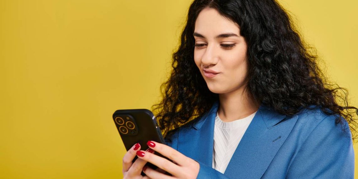 Jovem olhando o celular - Créditos: depositphotos.com / IgorVetushko