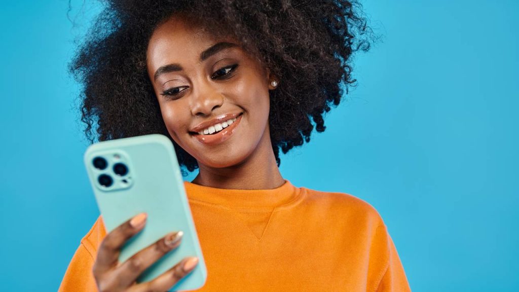 Jovem olhando celular - Créditos: depositphotos.com / IgorVetushko