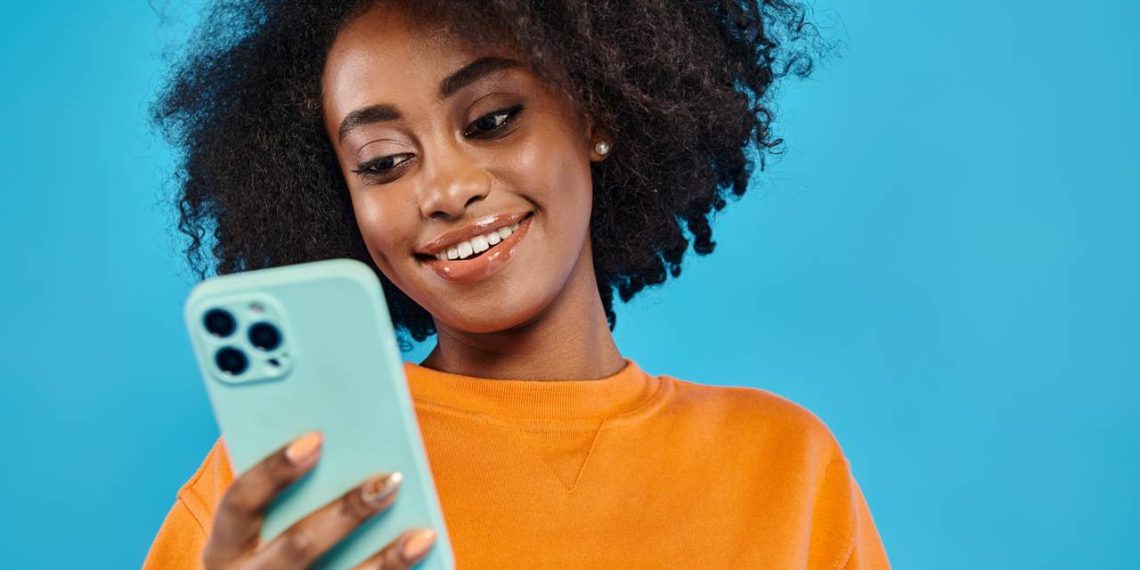 Jovem olhando celular - Créditos: depositphotos.com / IgorVetushko