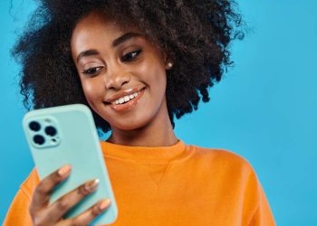 Jovem olhando celular - Créditos: depositphotos.com / IgorVetushko