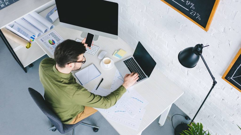 Homem trabalhando - Créditos: depositphotos.com / EdZbarzhyvetsky