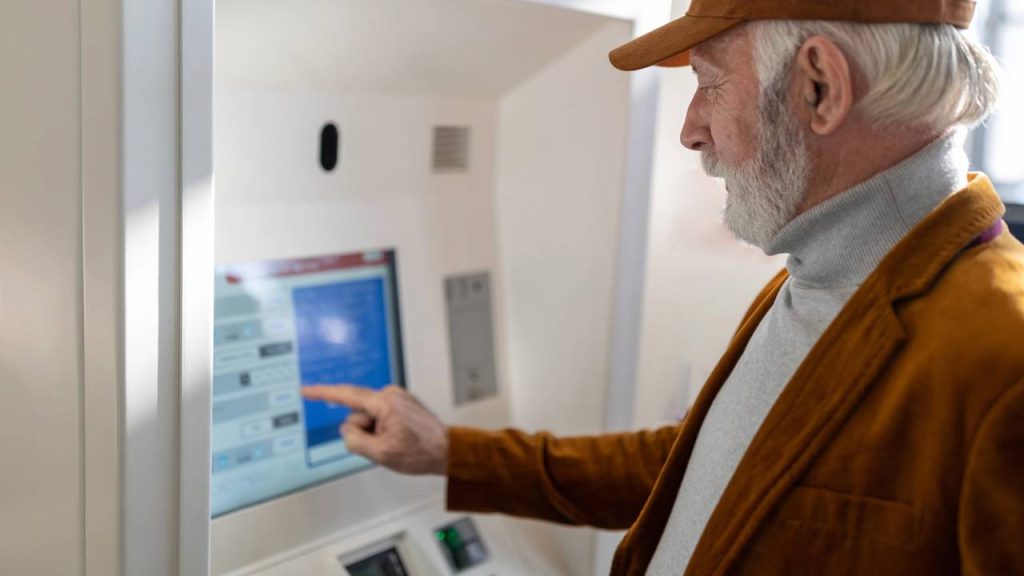 Idoso em ATM -Créditos: depositphotos.com / budabar