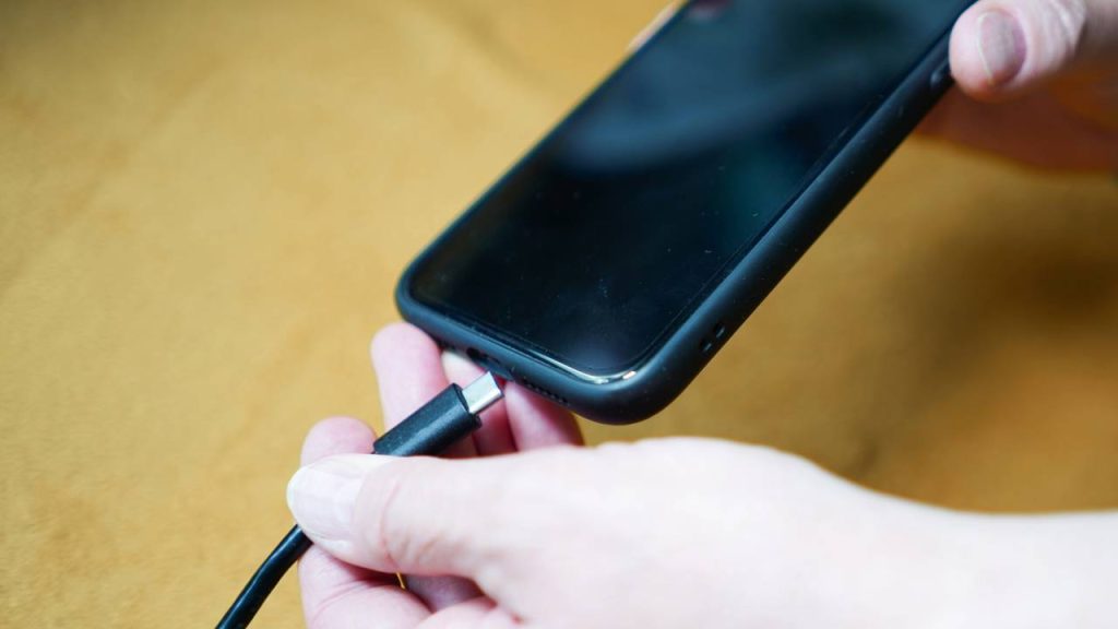 Carregar celular - Créditos: depositphotos.com / 50photography