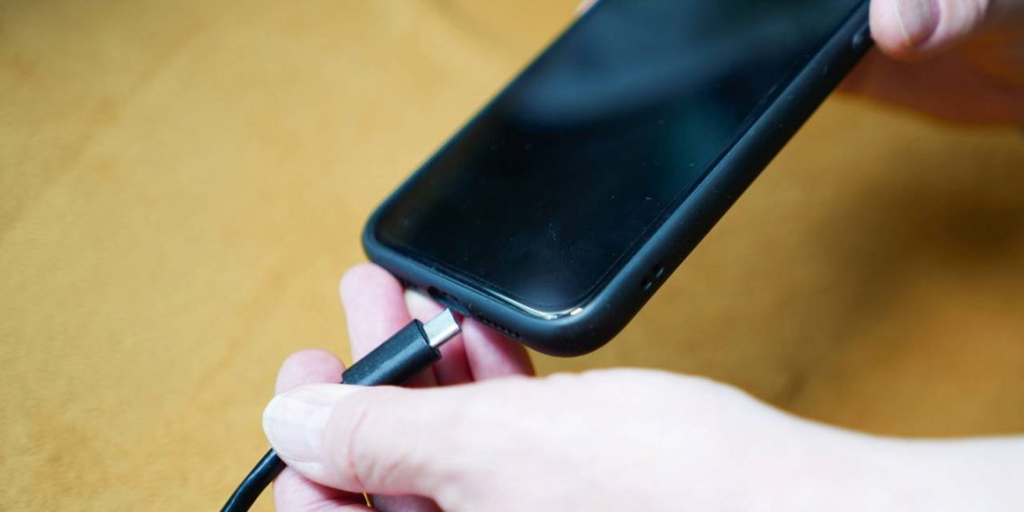 Carregar celular - Créditos: depositphotos.com / 50photography