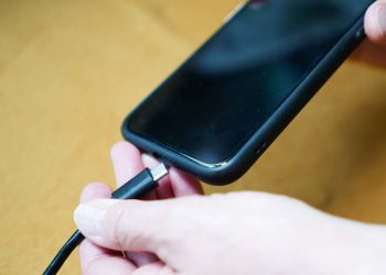 Carregar celular - Créditos: depositphotos.com / 50photography