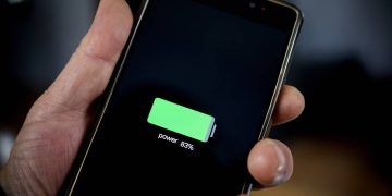 Smartphone com bateria cheia - Créditos: depositphotos.com / nehruresen