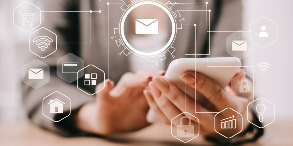 Usar celular - Créditos: depositphotos.com / AllaSerebrina