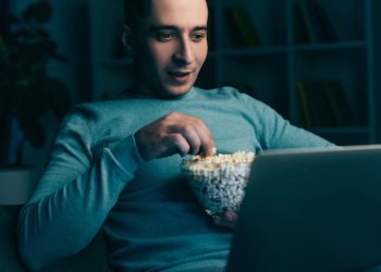 Assistir - Créditos: depositphotos.com / AllaSerebrina